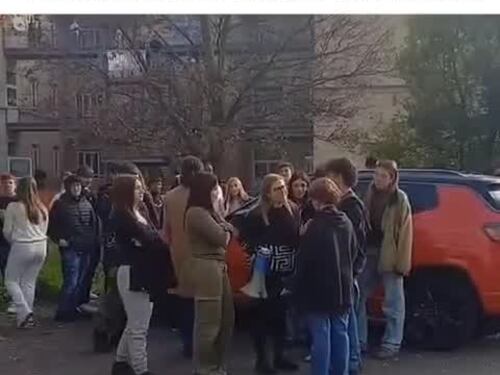 “Dovete tornare in classe”. Ma gli studenti di Torino protestano