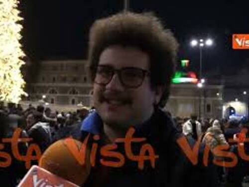 Accensione dell'albero di Natale, le voci in piazza del Popolo: "Più bello di Spelacchio"