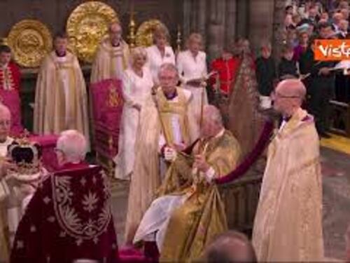 "God save the king", l'arcivescovo di Cantebury incorona Re Carlo III