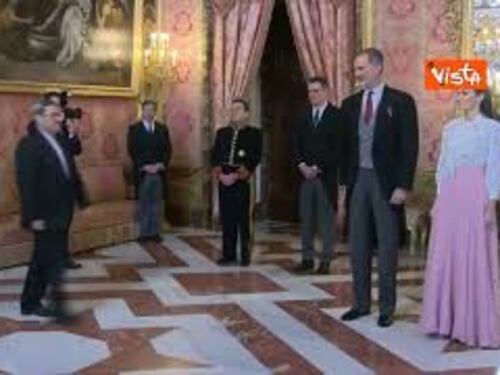 Ambasciatore iraniano non stringe la mano alla Regina Letizia di Spagna, le immagini
