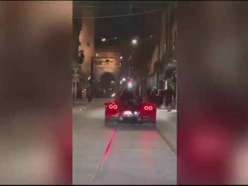 Ultima follia a Milano: al cellulare seduto su una Ferrari
