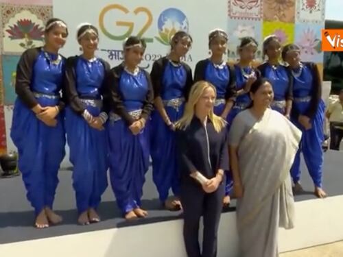 G20 India, Meloni arriva a Nuova Delhi per il vertice, accolta da delegazione e balli tradizionali