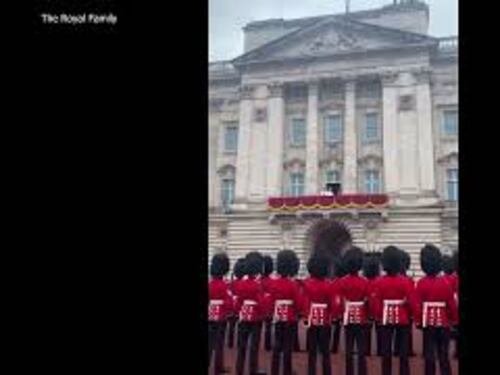 Carlo e Camilla affacciati al balcone di Buckingham Palace, il volo della Raf
