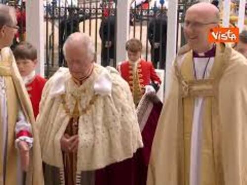 Re Carlo III arriva a Westminster su una carrozza dorata