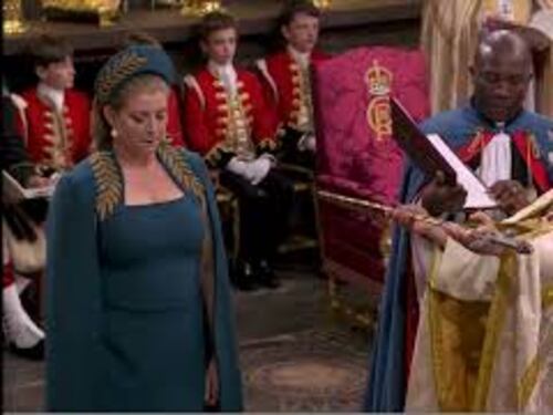 Incoronazione Re Carlo III, la spada rituale retta per la prima volta da donna, la ministra Mordaunt