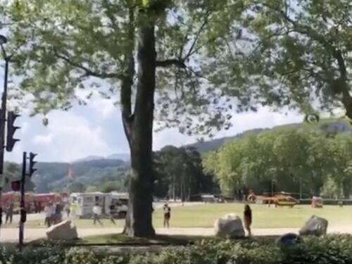 Attacco a bambini ad Annecy, in Francia. Elicotteri sul posto. Il video