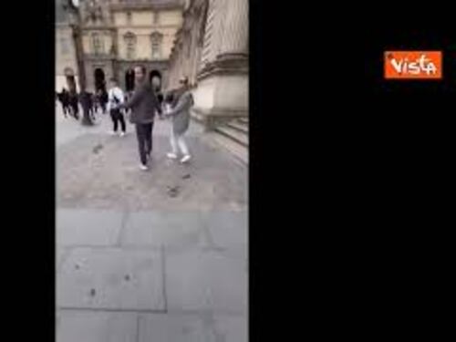 Louvre evacuato per allarme bomba, il video postato sui social