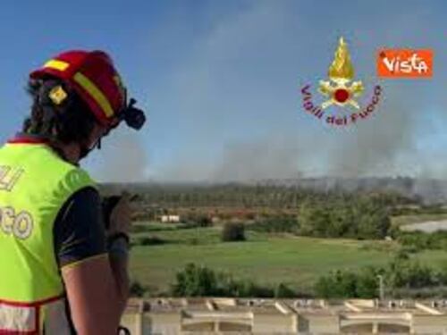 Incendi in Puglia, Vigili del Fuoco in azione a Ugento (Lecce)