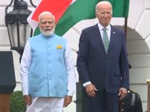 Incontro Usa - India, Biden poggia mano su cuore per l'inno, ma parte quello indiano