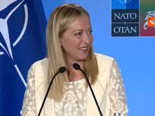 Meloni e il dolore ai piedi durante la conferenza stampa dopo il vertice Nato