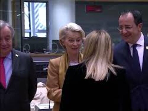 Consiglio europeo, von der Leyen saluta Meloni con un abbraccio