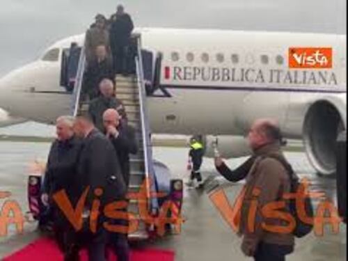 Tajani e Crosetto in visita ufficiale in Kosovo, l'arrivo in aeroporto sotto la pioggia