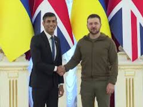 Il Premier britannico Sunak a Kiev accolto da Zelensky sotto la neve