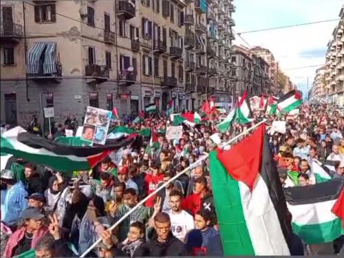 "Israele terrorista, assassino". Gli slogan del corteo pro Palestina a Torino