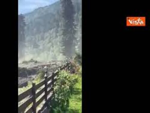 Frana in Georgia travolge un hotel a Shovi