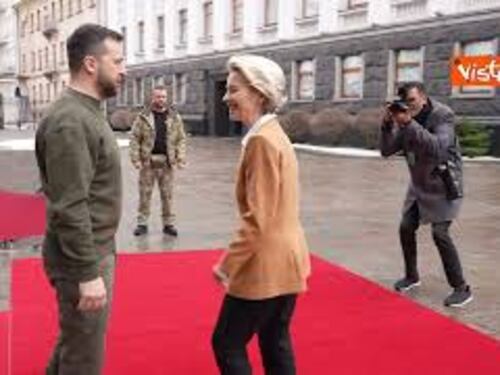 Von der Leyen torna a Kiev, ecco l'abbraccio con Zelensky al suo arrivo
