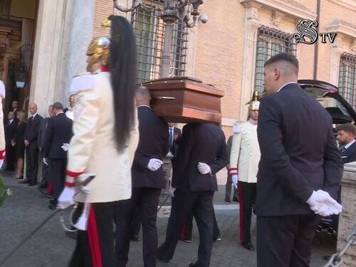 L'ingresso del feretro dell'ex Capo dello Stato Giorgio Napolitano