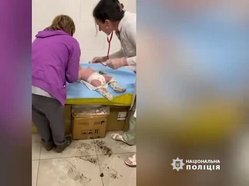 I soccorritori ucraini recuperano un bambino di sei mesi dalle macerie della sua casa