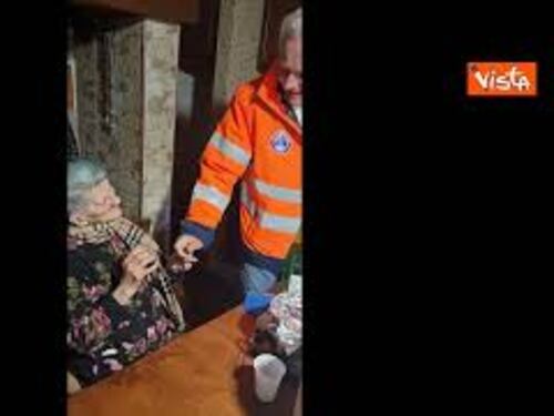 Giani incontra una signora anziana a Quarrata dopo l'alluvione