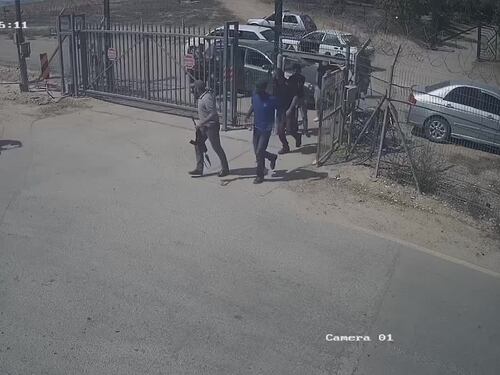 Cittadini di Hamas arrivano al kibbutz Be'eri per saccheggiarlo