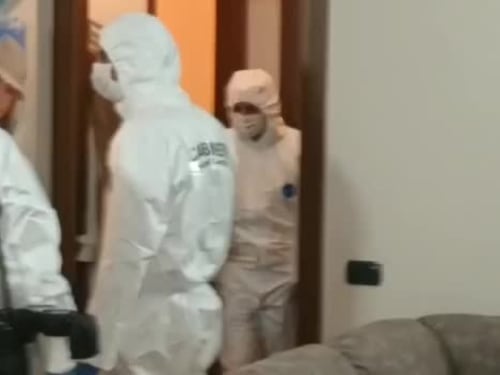 Delitto Giulia Tramontano, i carabinieri entrano nell'appartamento di Impagnatiello per il sopralluogo
