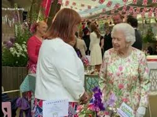 Un anno fa moriva la Regina Elisabetta, ecco quando tagliò la torta con la spada al G7