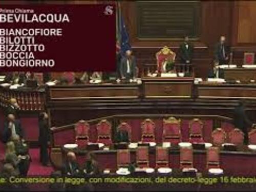 Applauso per Berlusconi in Aula Senato quando viene chiamato il suo nome per la Fiducia