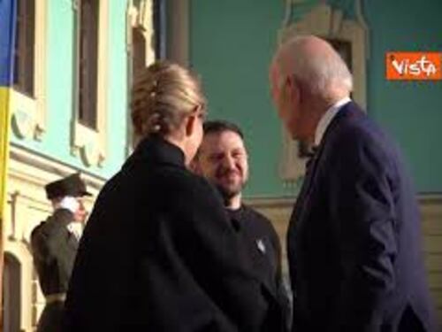 La stretta di mano tra Zelensky e Biden durante l’incontro a sorpresa a Kiev