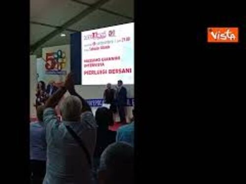 Bersani alla festa dell'Unità a Bologna accolto dagli applausi: Mi viene la pelle d'oca