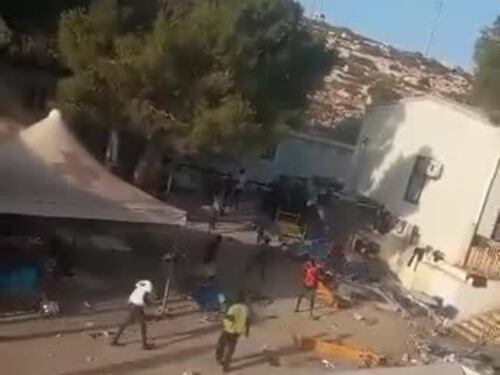 Bastoni, pietre e lancio di tavoli: ennesima rissa tra migranti a Lampedusa