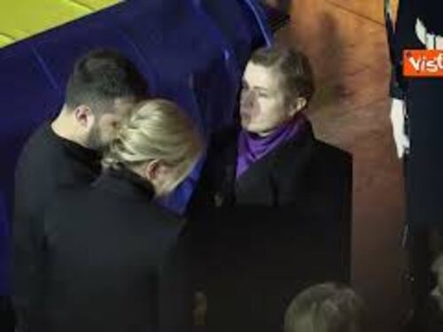 Zelensky ai funerali delle vittime dello schianto dell'elicottero vicino a Kiev