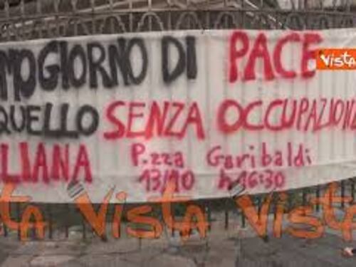 Presidio della comunità palestinese a Napoli, striscione anti-Israele su obelisco Madonna