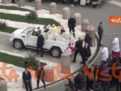Papa Francesco raggiunge l'altare per la messa della Domenica delle Palme in papamobile
