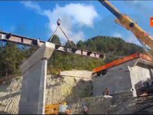 SS452 della Contessa a Gubbio, ecco le operazioni di varo delle travi del nuovo viadotto di Anas