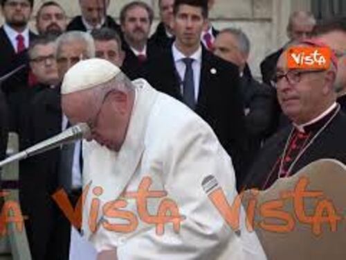 Papa Francesco si commuove mentre chiede la pace per l’Ucraina: "Sulla guerra vinca la pace"