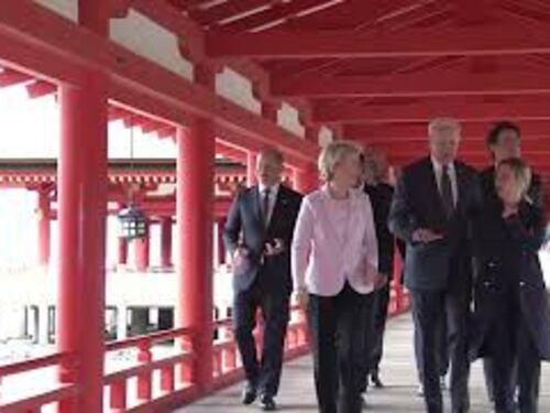 Biden, Meloni e von der Leyen insieme durante la visita dei leader al Santuario di Itsukushima