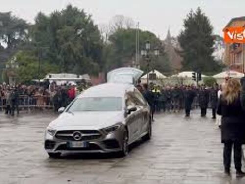 Funerali di Giulia Cecchettin a Padova, l'arrivo del feretro tra gli applausi