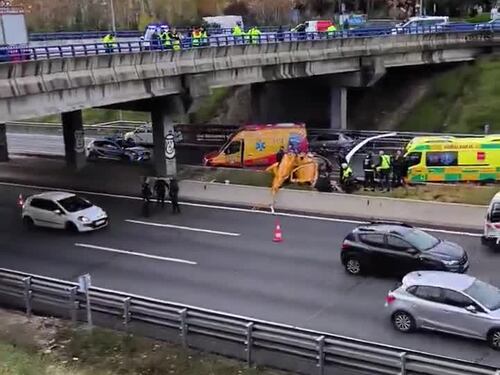 La raffica di vento e lo schianto: paura in autostrada a Madrid, il video