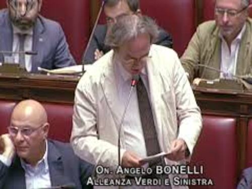 Bonelli sbotta in Aula: "Abbia pazienza, gli auguri di compleanno glieli fa in un altro momento"