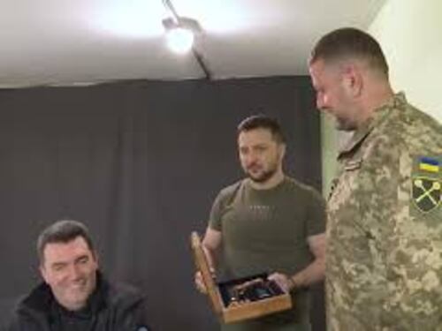 Zelensky premia soldati a Dnipro, le immagini