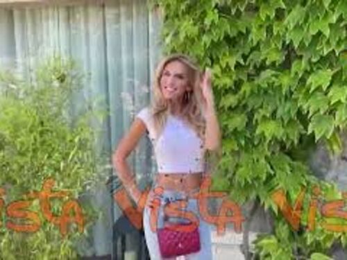 Venezia 80, Michela Persico alla Mostra del Cinema. Per lei look causal con jeans e mini t-shirt