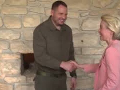 Vertice Comunità politica europea, l'incontro tra Zelensky e von der Leyen