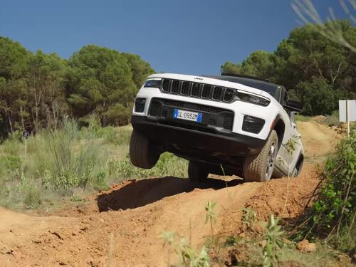 Jeep Grand Cherokee 4xe, la nostra prova del "mostro" in offroad: guarda il video