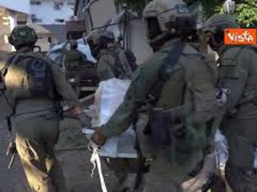 Soldati di Israele consegnano aiuti umanitari all'ospedale di Shifa