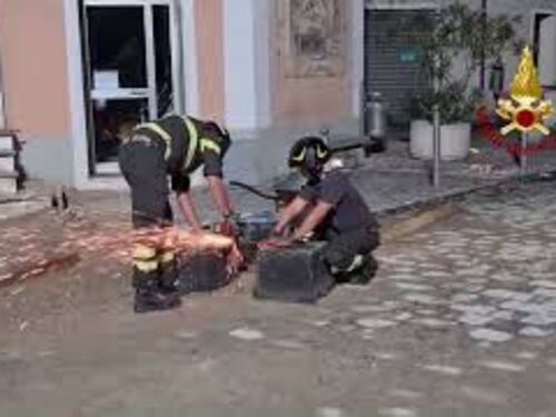 Continua sotto la pioggia la messa in sicurezza della palazzina esplosa in provincia di Imperia