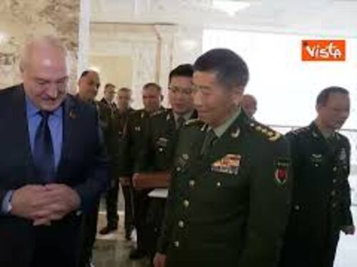 Lukashenko dona un bisonte, simbolo della Bielorussia, a ministro della Difesa cinese