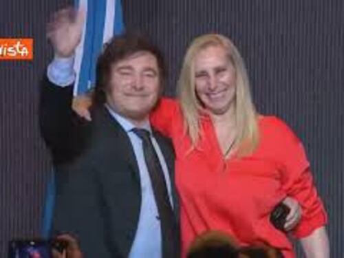 Il nuovo Presidente dell'Argentina Milei acclamato dai sostenitori