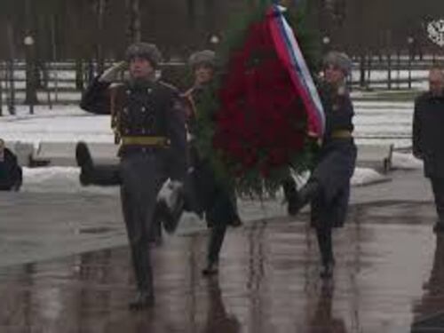 Putin commemora vittime assedio Leningrado deponendo fiori al monumento "Pietra della Frontiera"