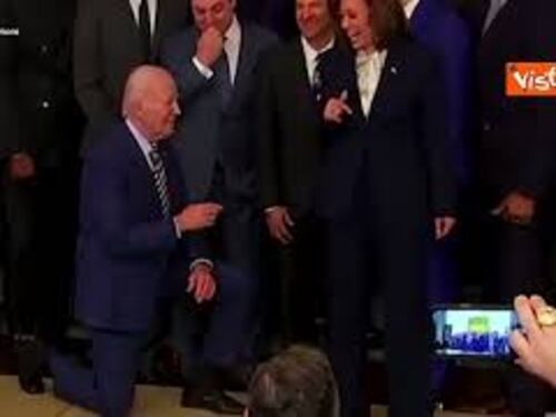 Biden si inginocchia tra i Golden State Warriors, la vice Kamala Harris, ridendo: "Non lo farò"