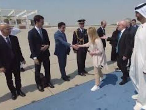 Meloni ad Abu Dhabi, accolta dal ministro dell'Industria